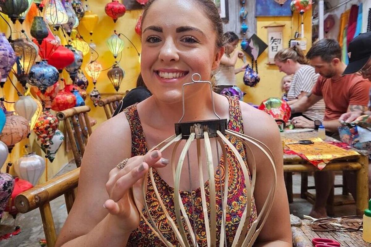 una donna che tiene in mano un barattolo di vetro in un negozio