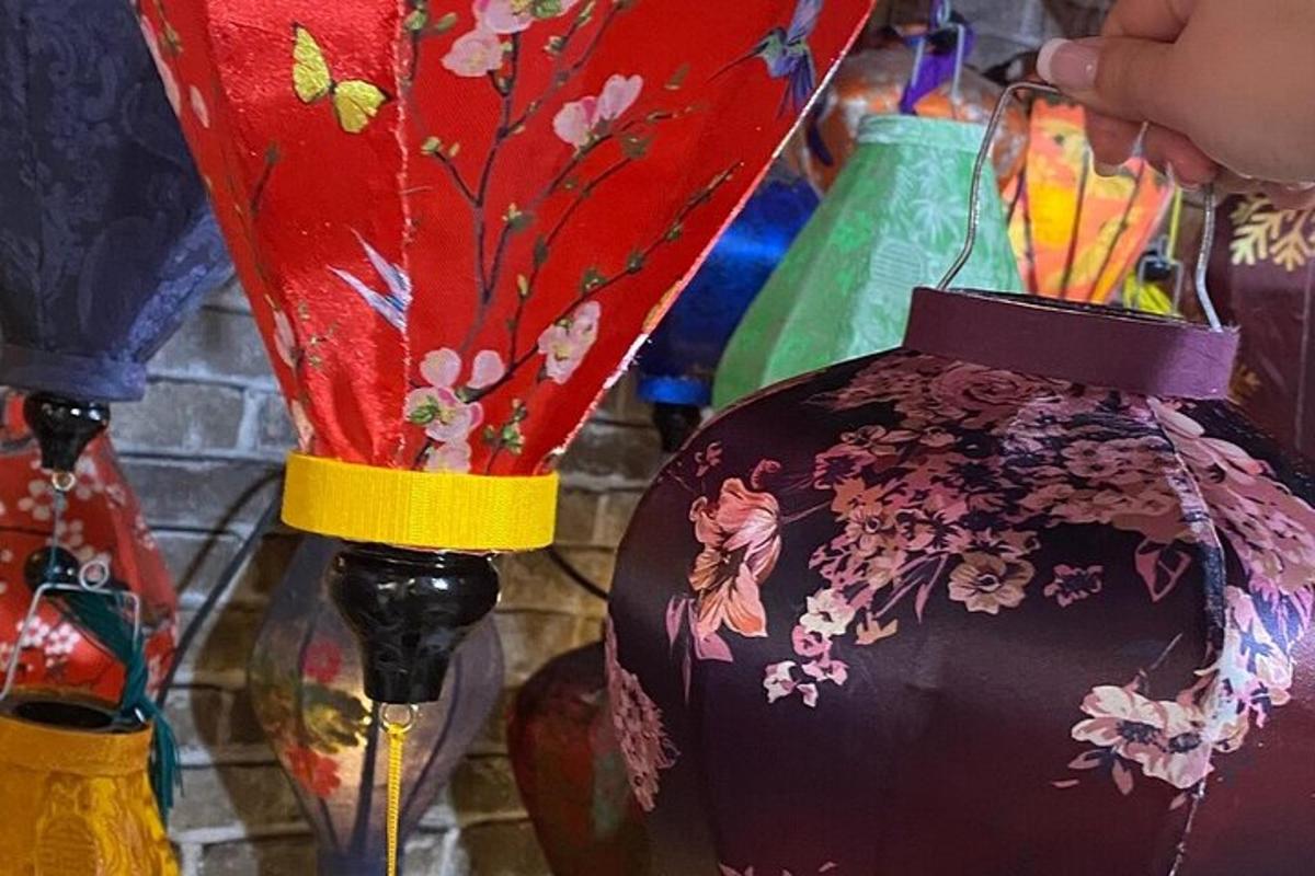 un vaso con dei fiori appoggiato accanto ad altri vasi