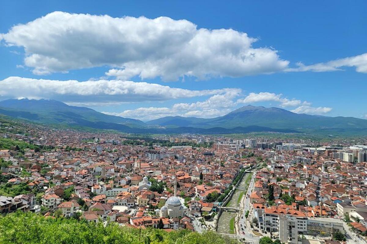 Una vista aérea de una ciudad con montañas al fondo.