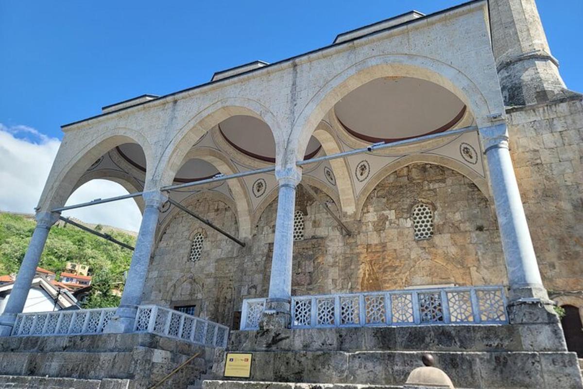 Un edificio con arcos en los laterales.