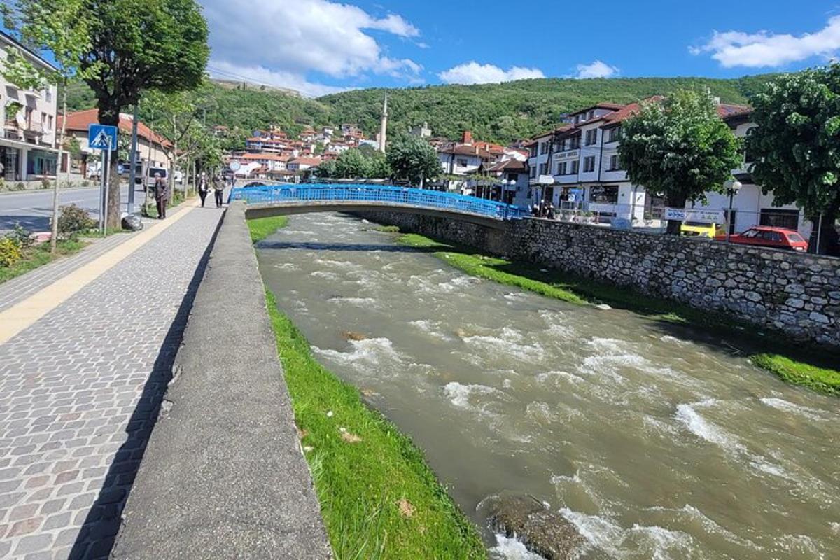 un puente sobre un río en un pueblo