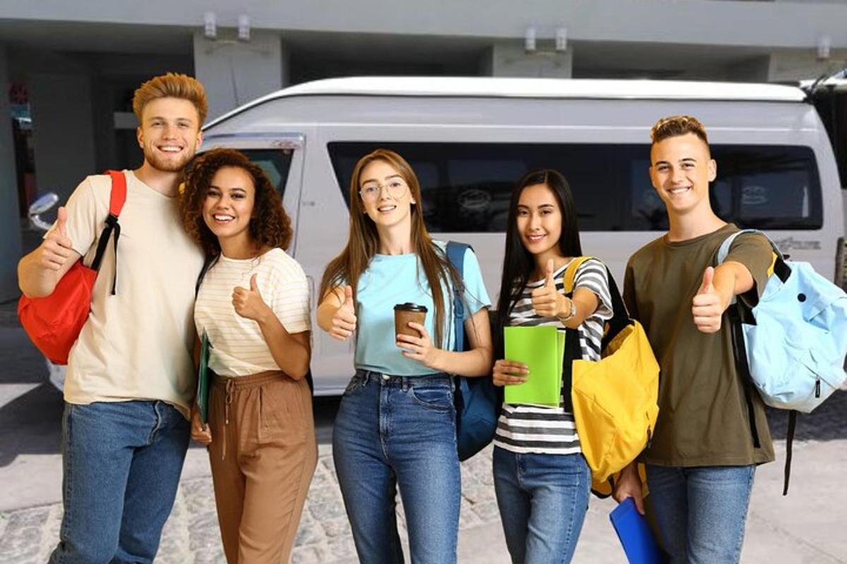 un gruppo di persone in piedi davanti a un furgone