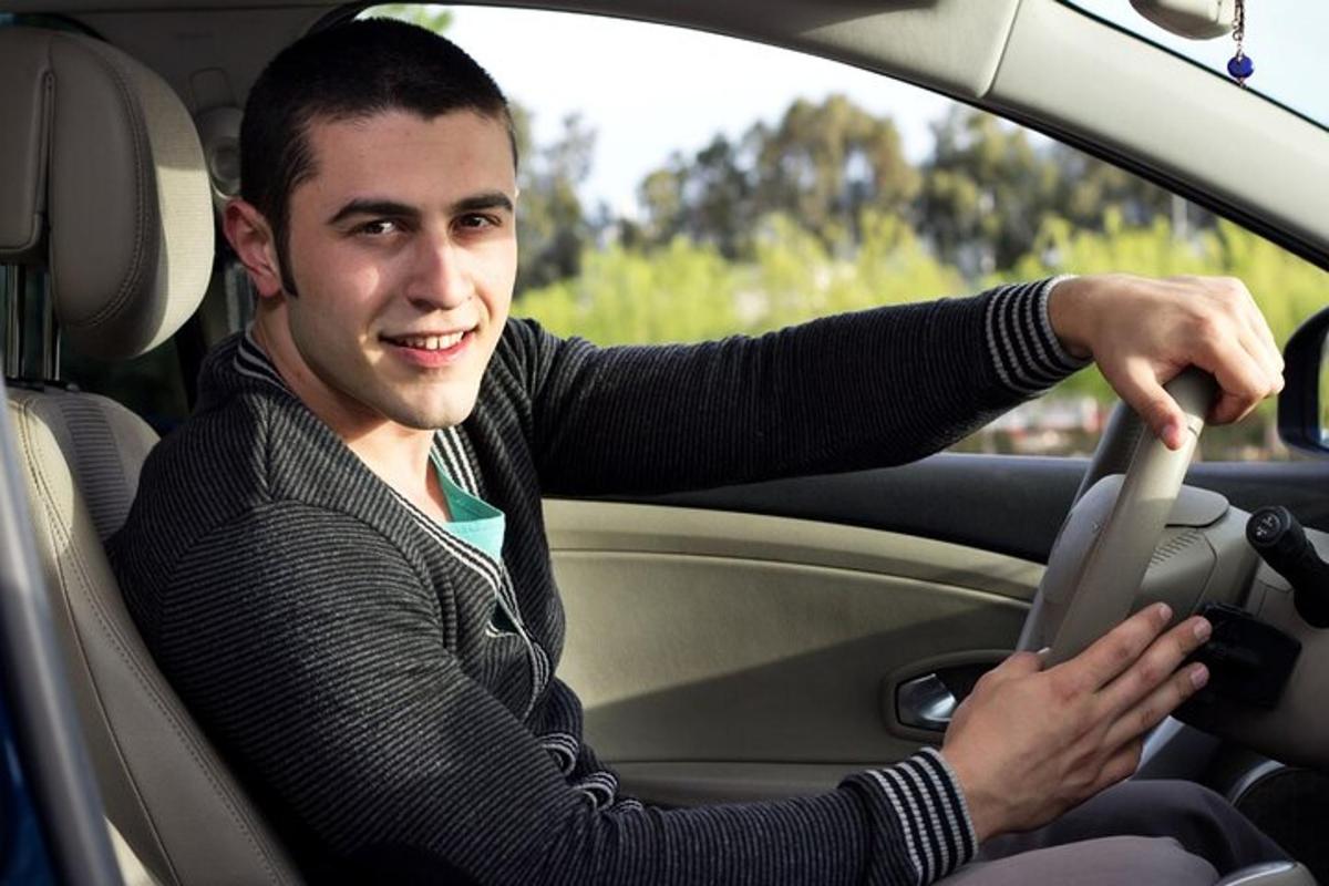 un uomo seduto al volante di un'auto