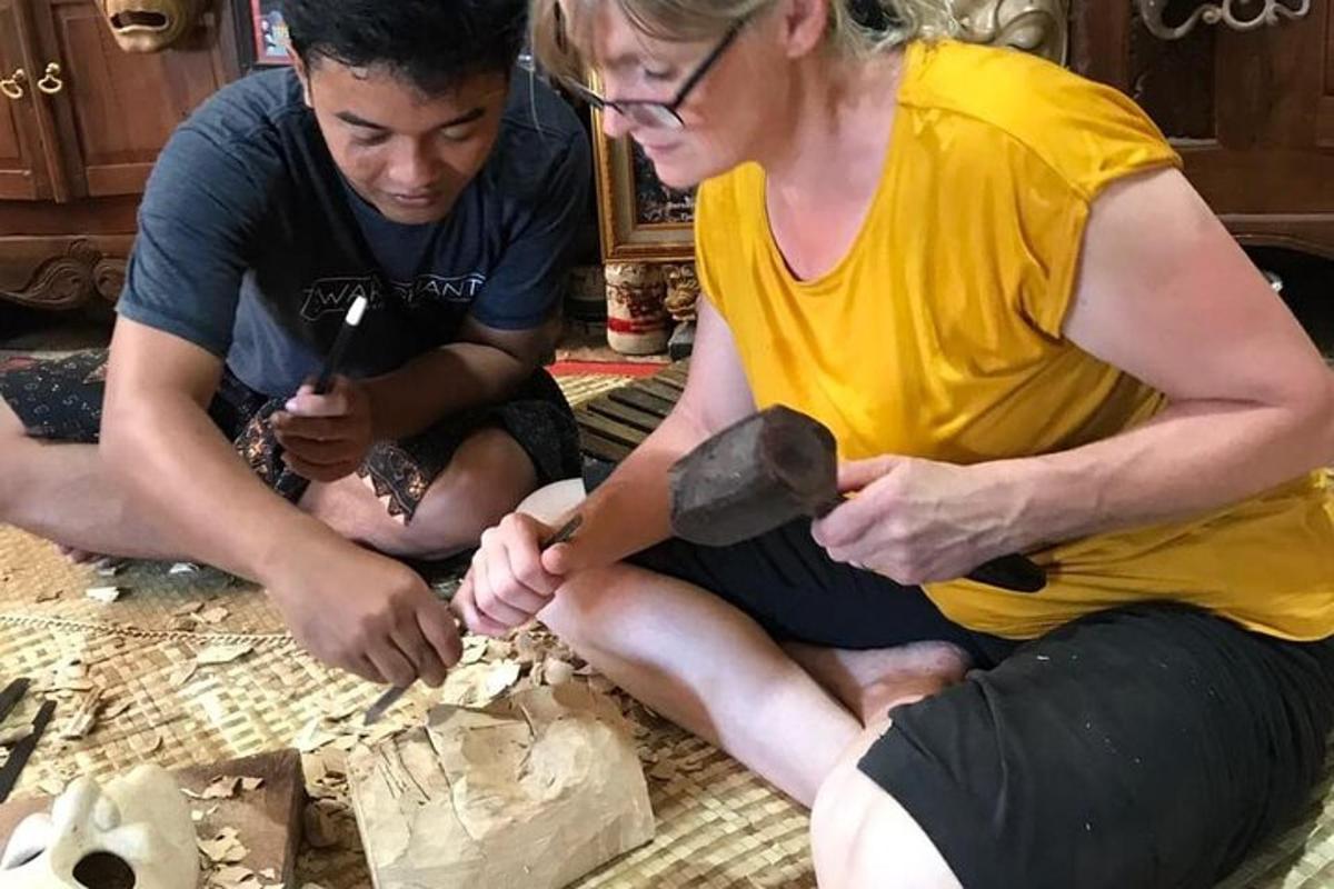 ein Mann und eine Frau sitzen auf dem Boden und machen einen Totenkopf