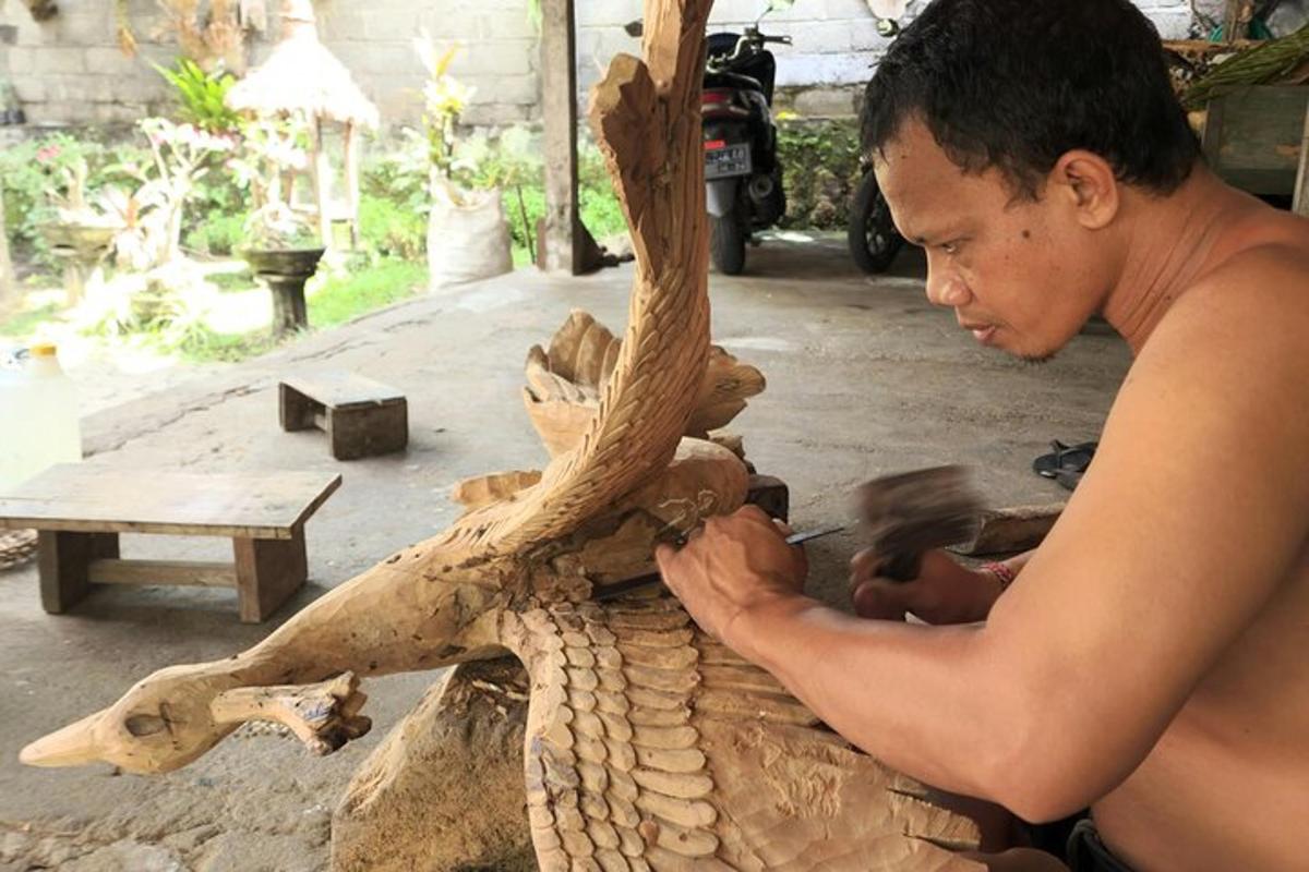 một người đàn ông đang làm việc trên một mảnh gỗ