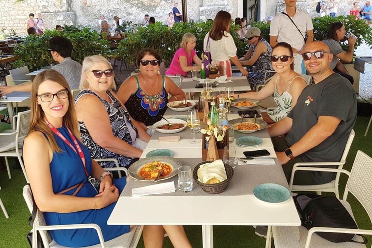 yemek masasında oturan bir grup insan