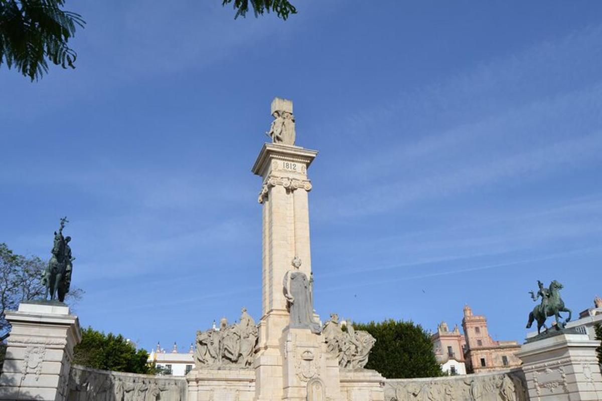 un monument cu statui deasupra unei clădiri