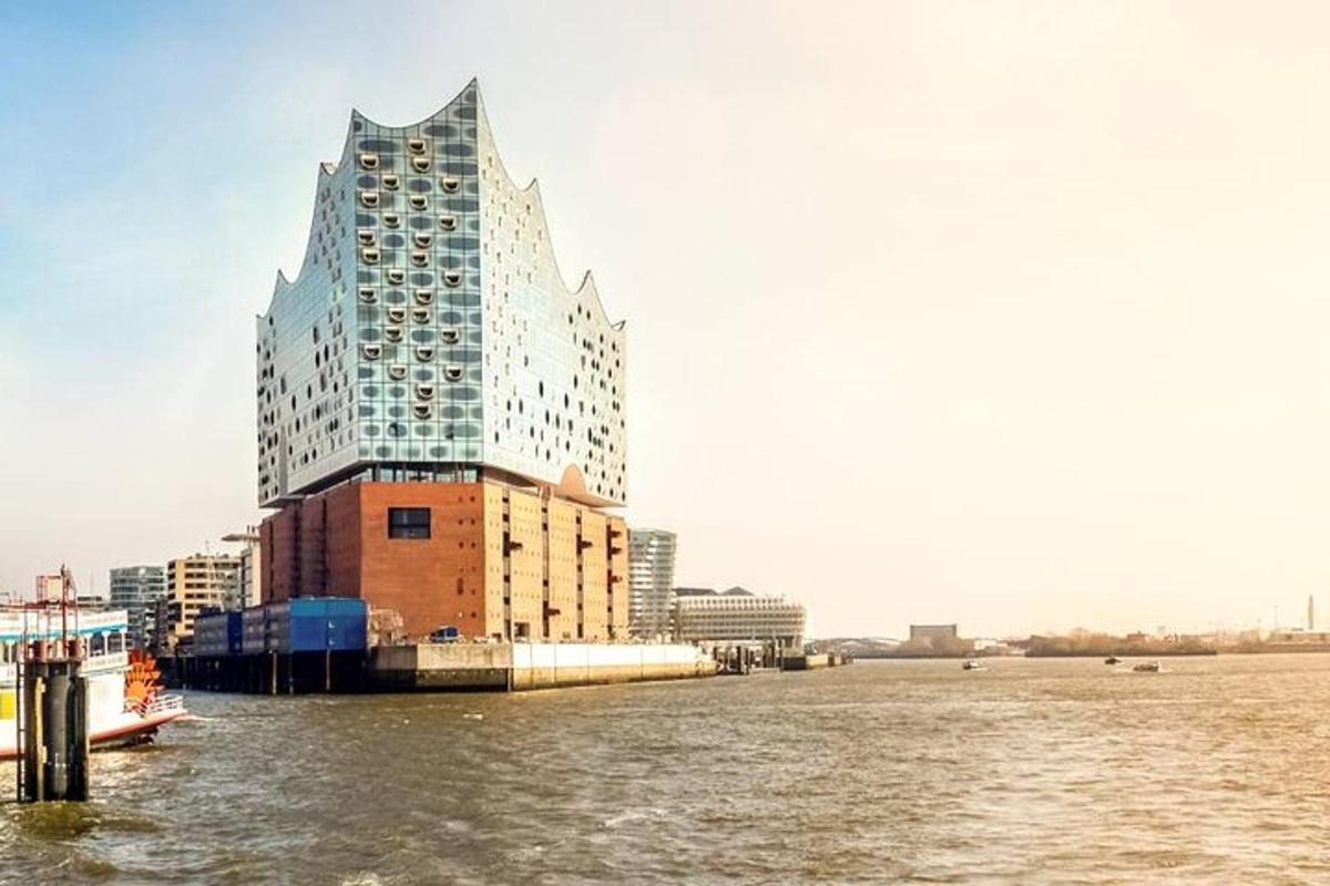 un edifici sobre l'aigua al costat d'un riu
