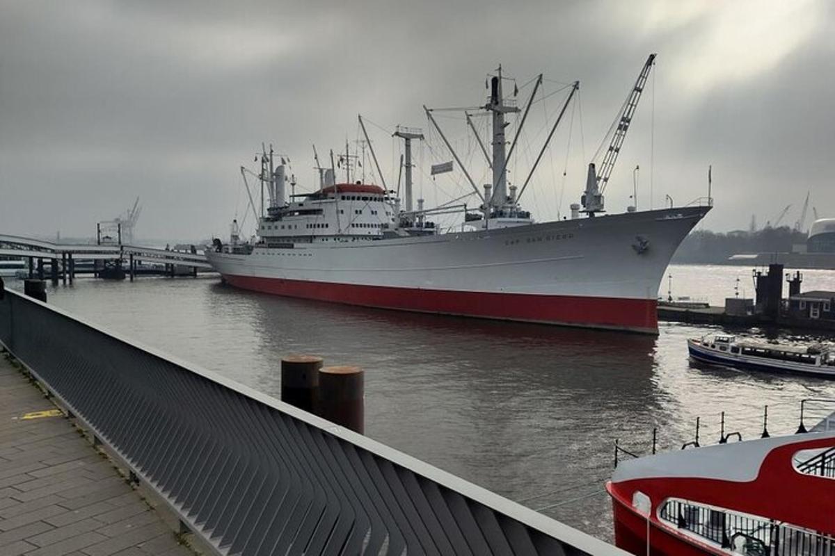 un grand bateau est amarré dans un port