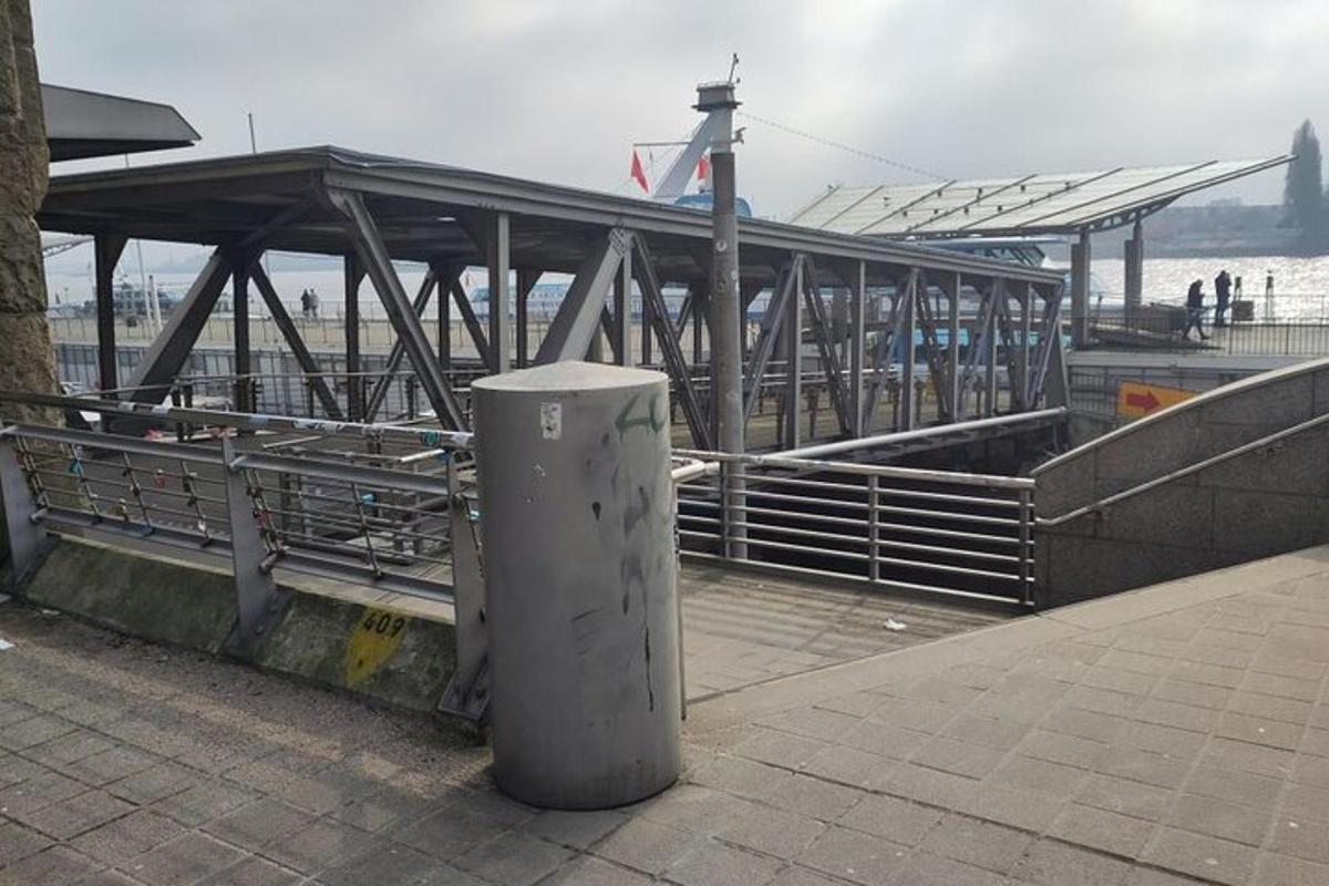 en brygge med en trekonstruksjon ved siden av vannet