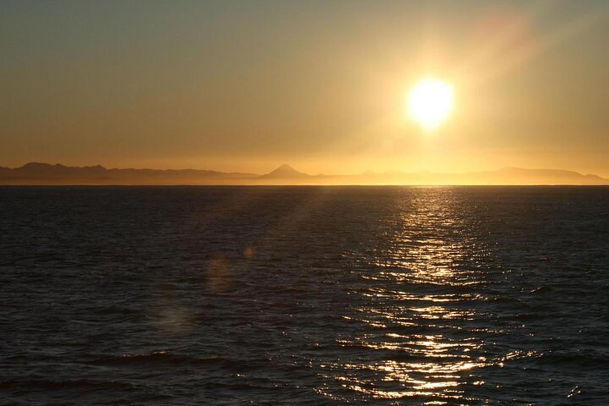 Una vista de la puesta de sol sobre el océano