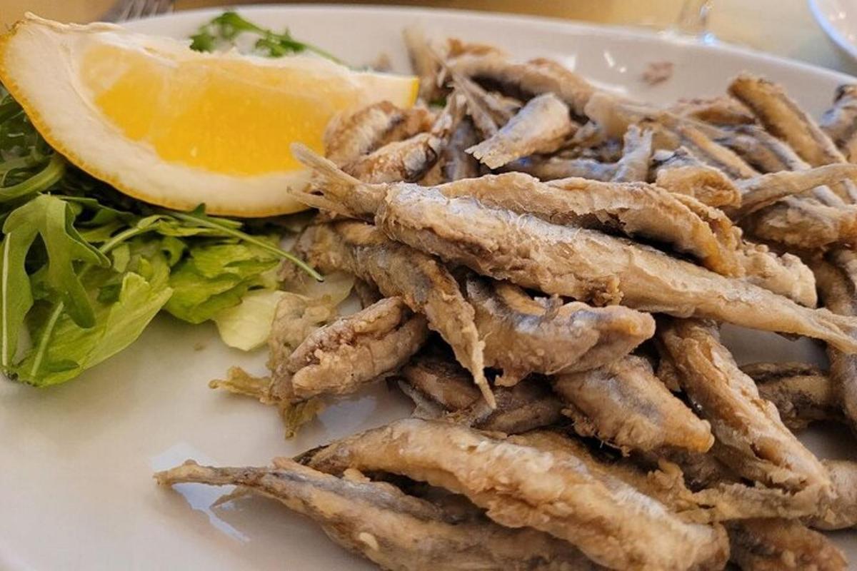 un piatto di cibo con patatine fritte e un limone