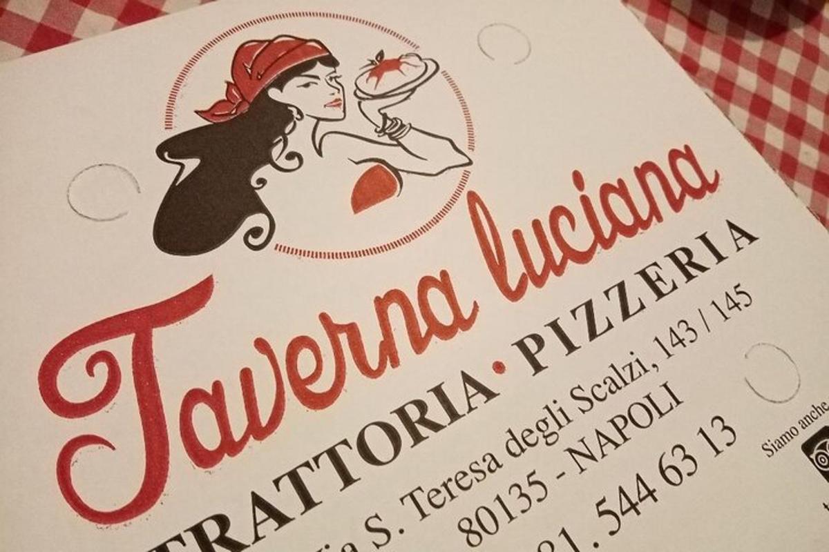 un libro con un disegno di una donna sopra