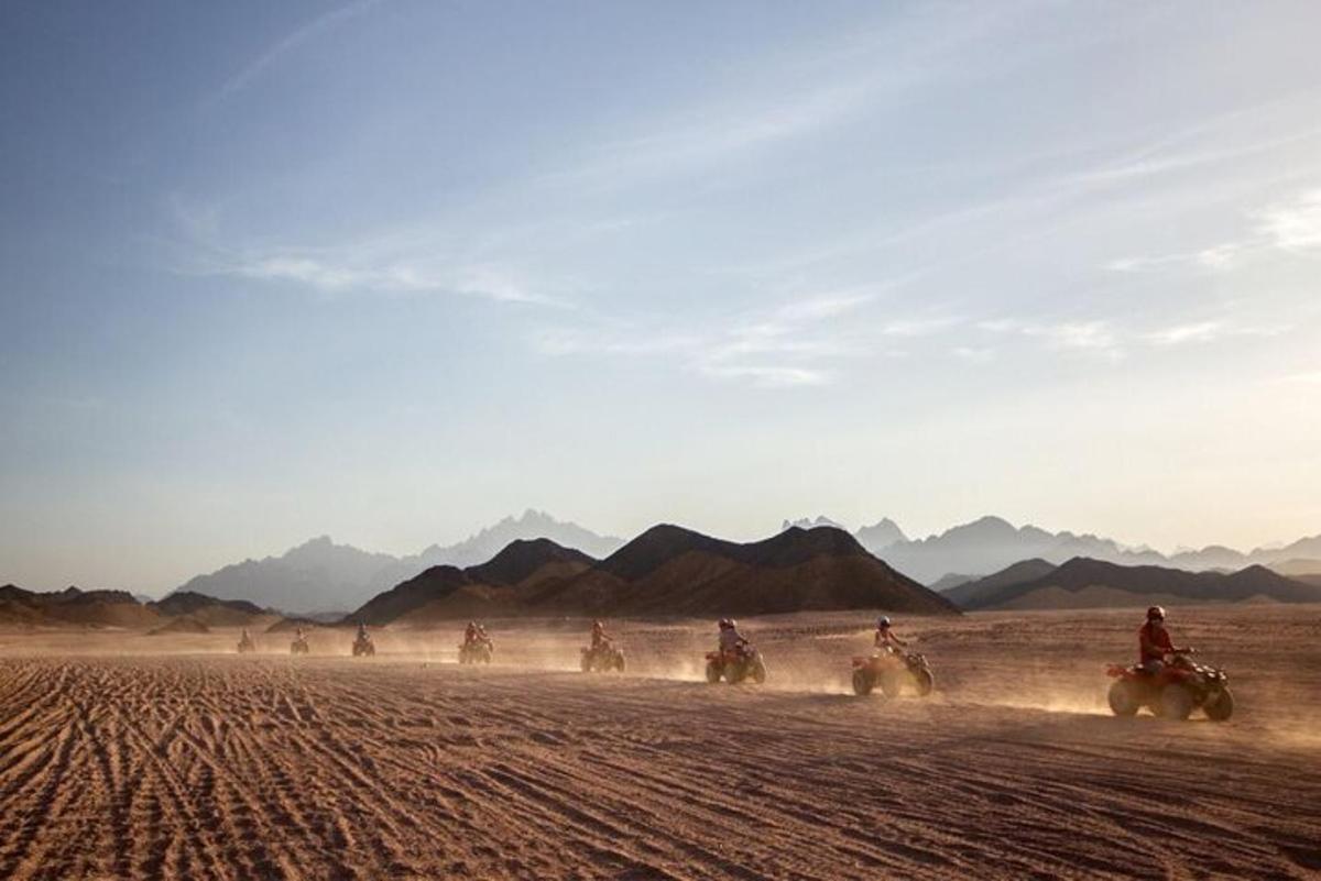 un grup de persones anant amb motos de cross al desert