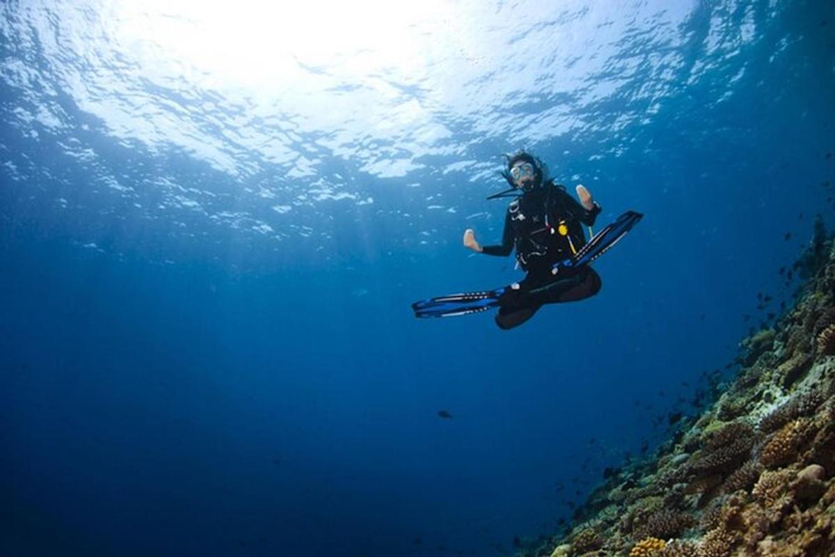 una persona en esquís flotando en el agua