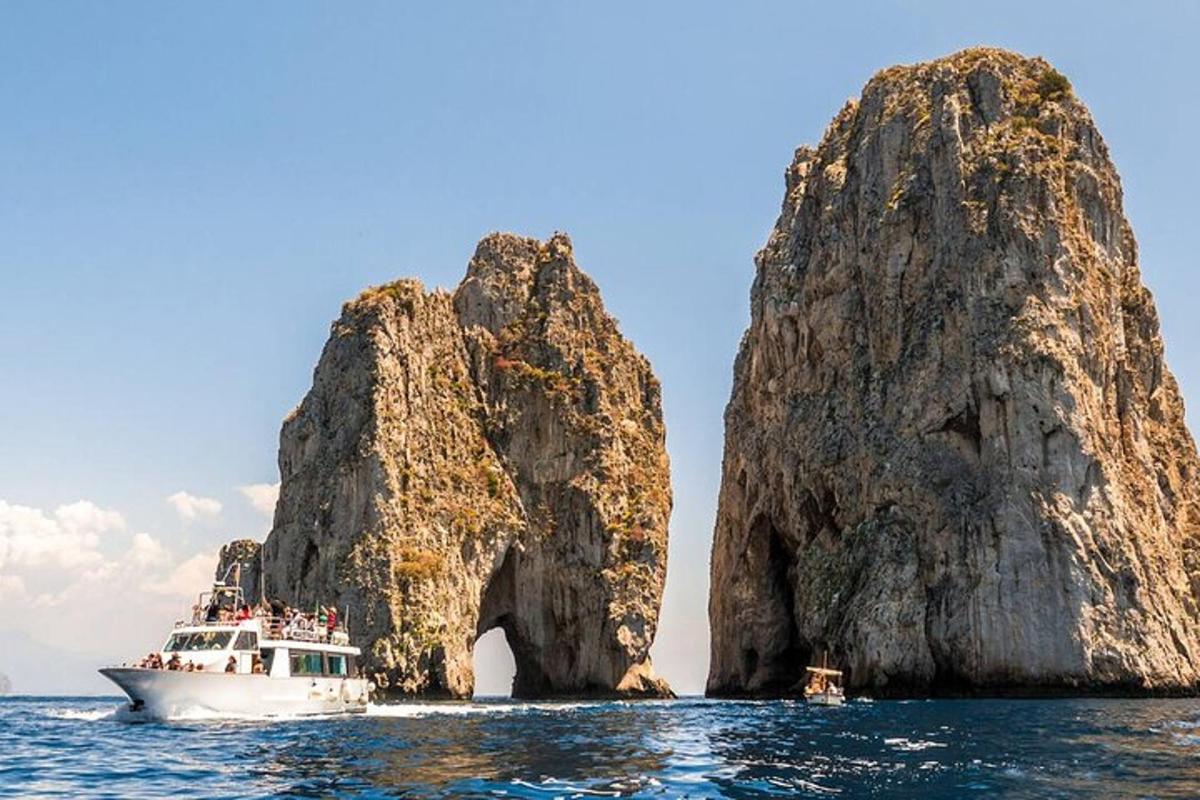 una barca in acqua vicino a una formazione rocciosa