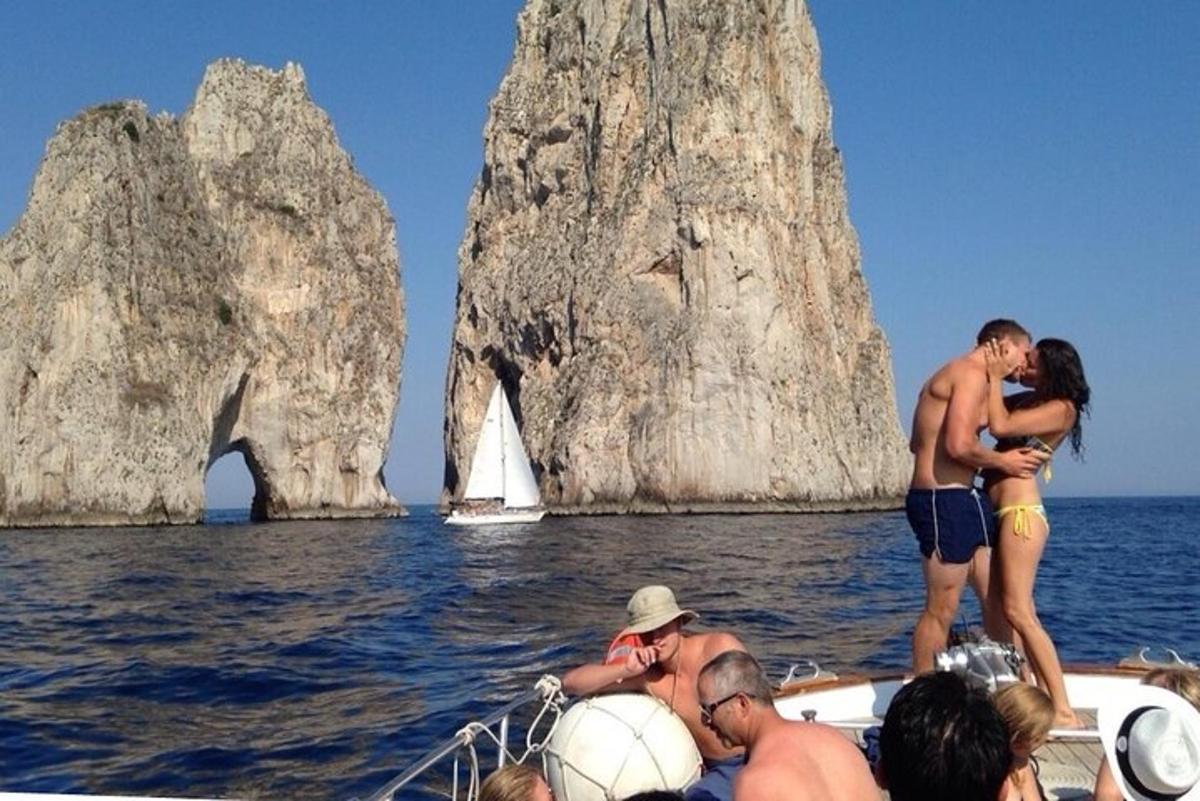 un gruppo di persone su una barca in acqua