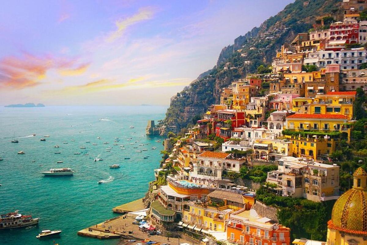 un grup d'edificis en un turó al costat de l'oceà
