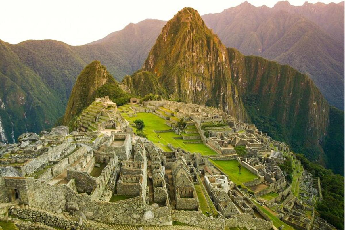 pemandangan udara machu picchu dengan latar belakang pergunungan