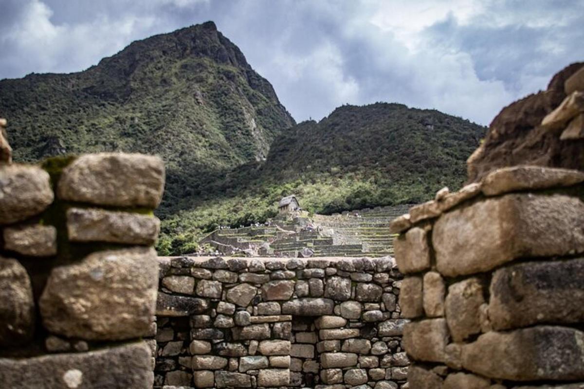dinding batu dengan latar belakang gunung