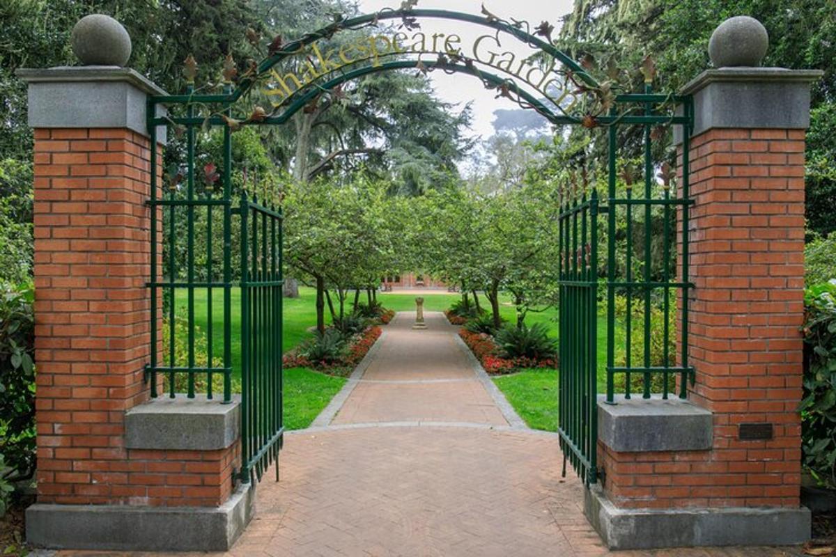 un ingresso a un giardino con un cancello di ferro
