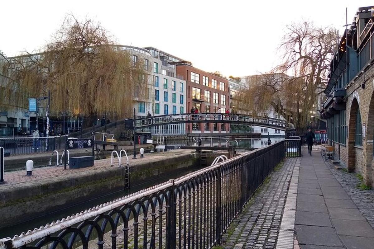 Un puente sobre un río en una ciudad con edificios.