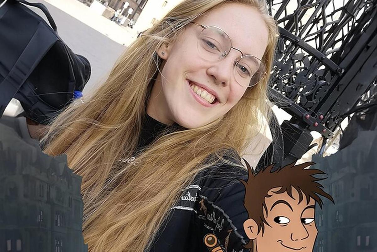 uma jovem usando óculos e uma camisa preta