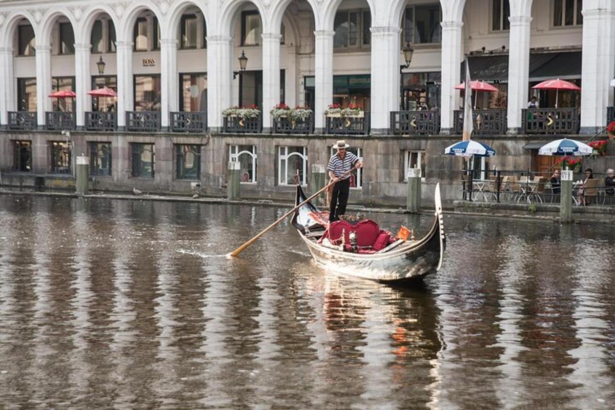 un uomo sta remando una barca in acqua