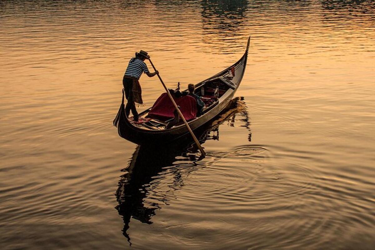 un uomo sta remando su una barca in acqua