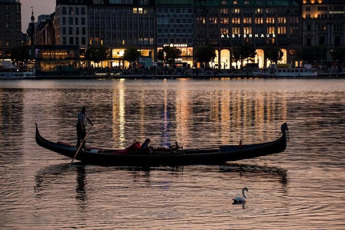 una gondola su un fiume con edifici sullo sfondo