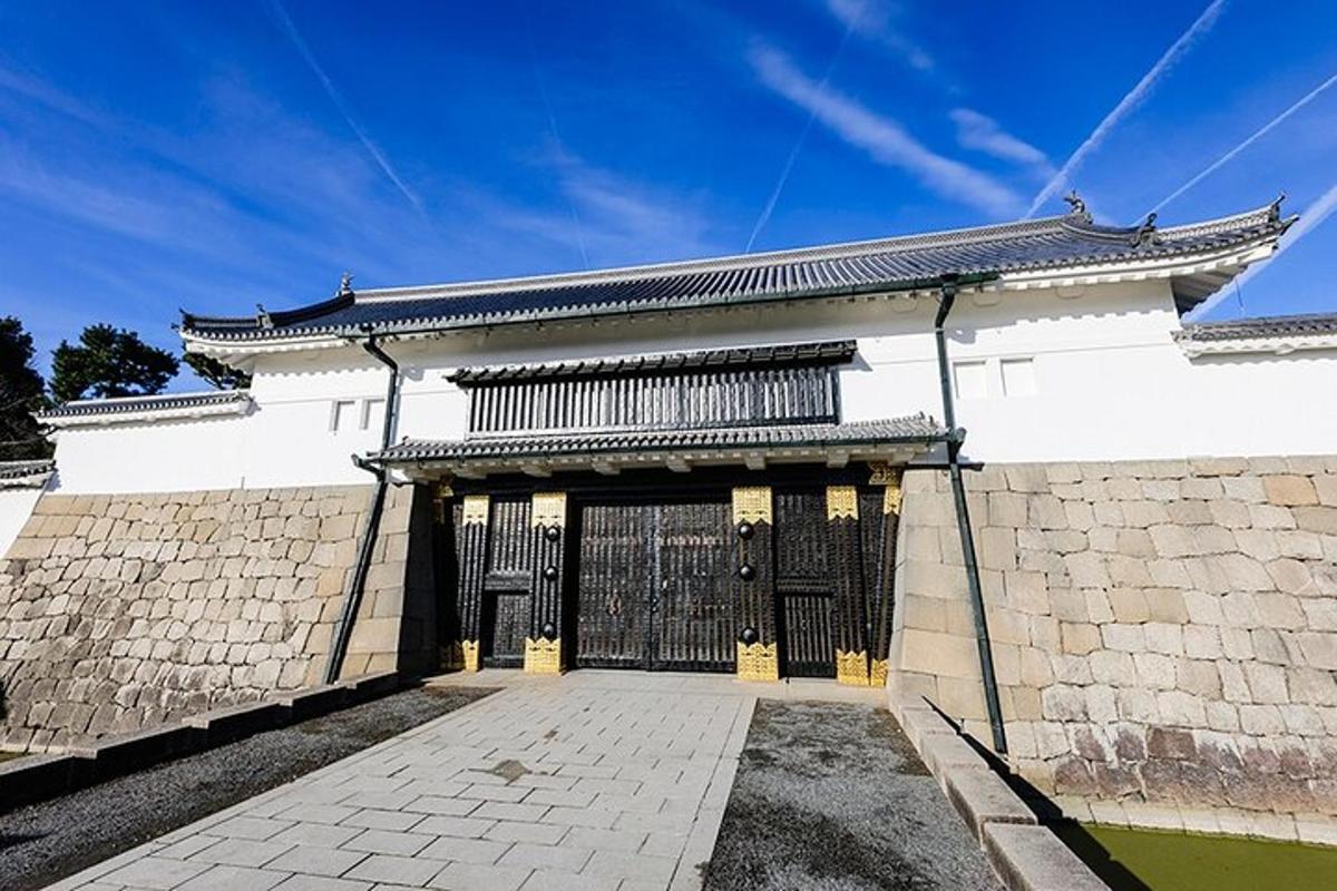 un edificio bianco con un cancello di fronte