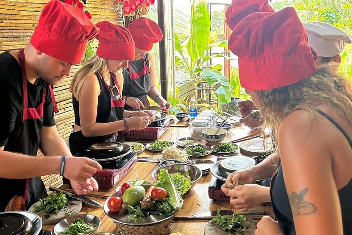 Un grupo de personas de pie alrededor de una mesa con comida.