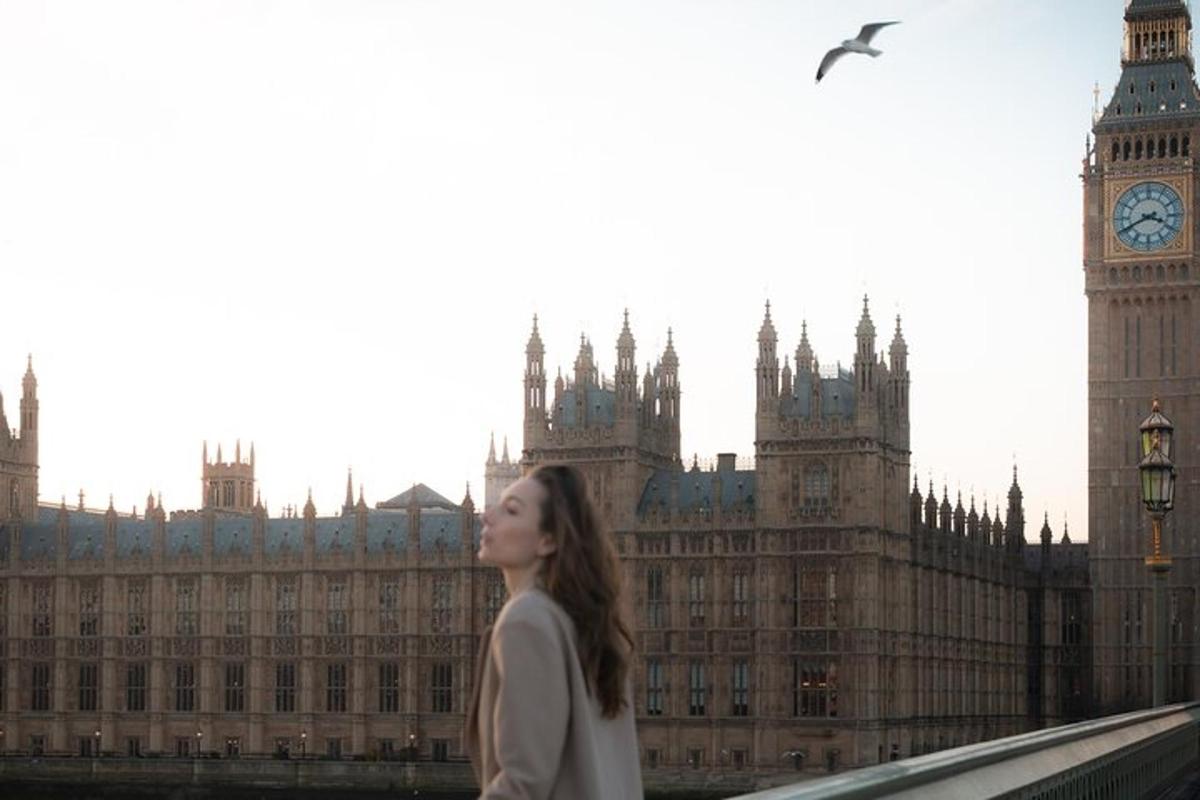 una donna che cammina su un ponte di fronte al Big Ben