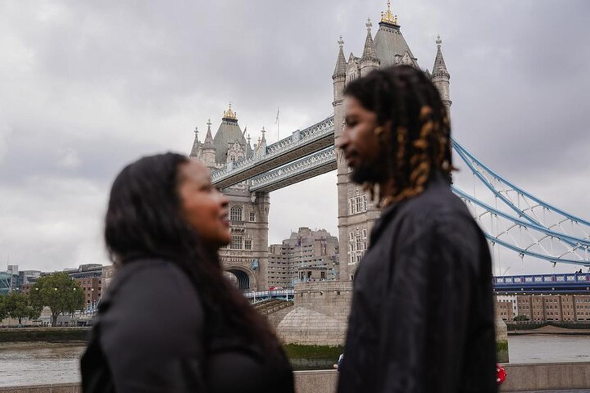 due donne che camminano davanti al Tower Bridge