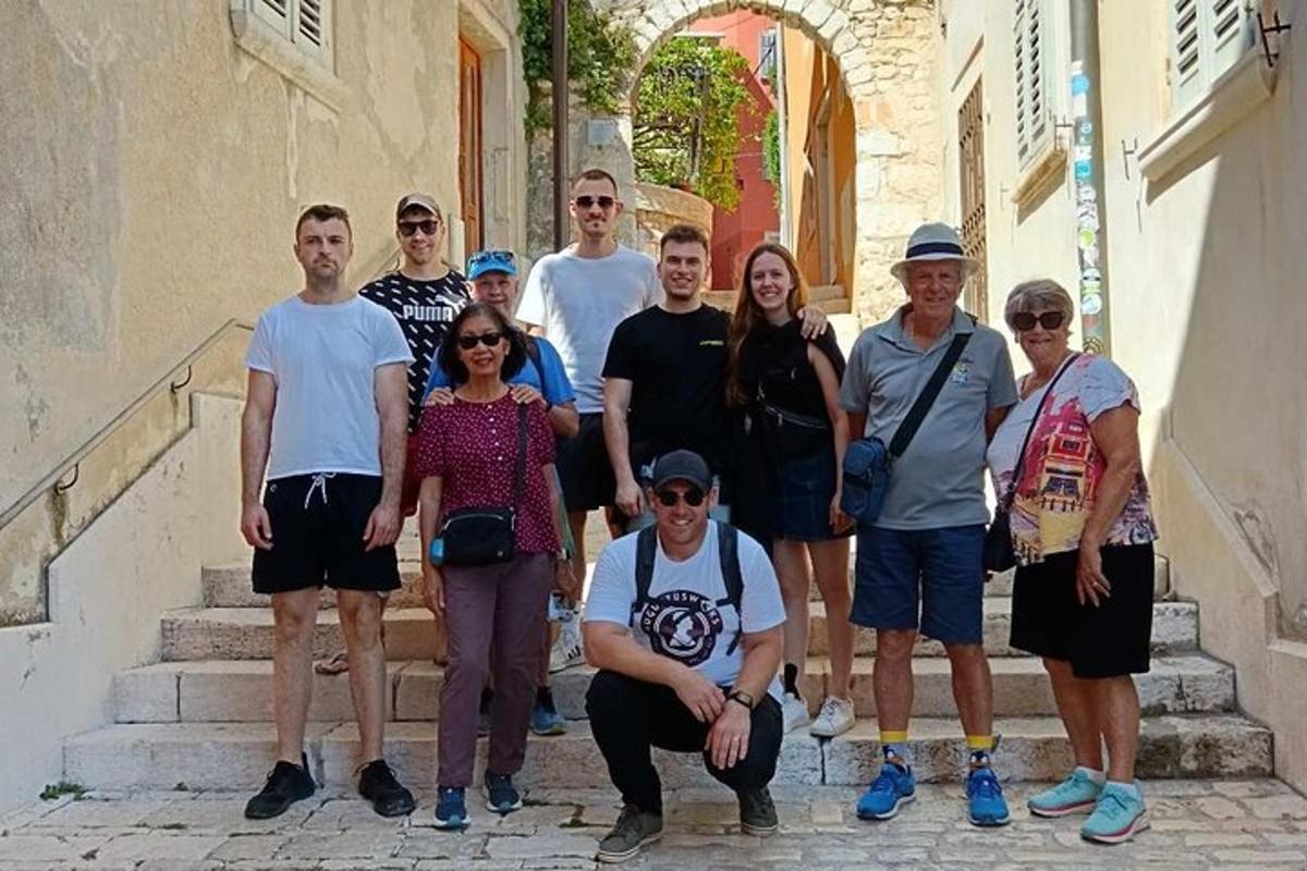 un gruppo di persone in posa per una foto in un vicolo