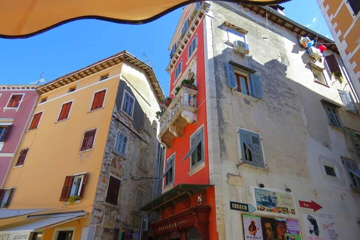 un gruppo di edifici su una strada cittadina
