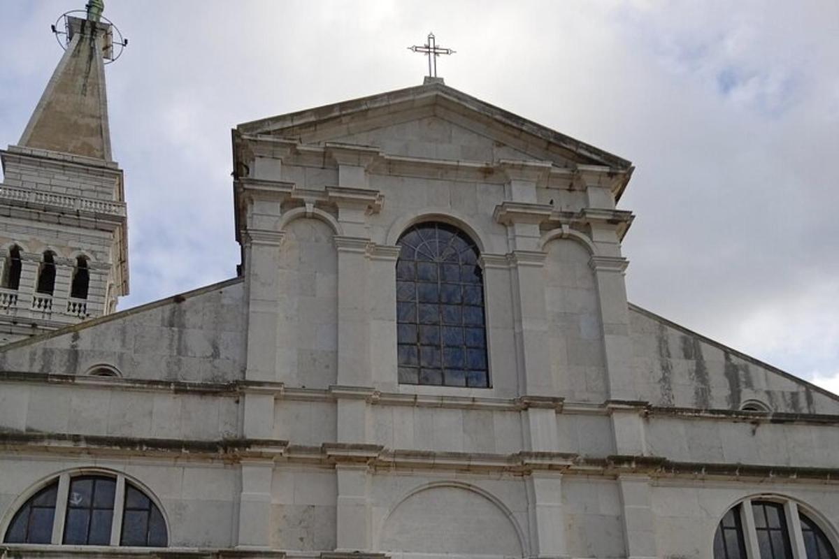 una chiesa con una croce in cima