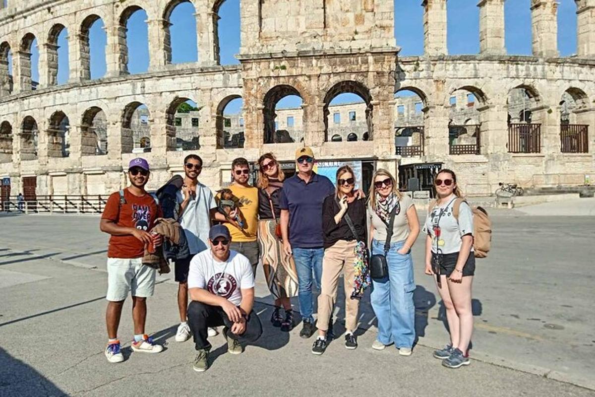 grupp inimesi poseerib kolosseumi ees