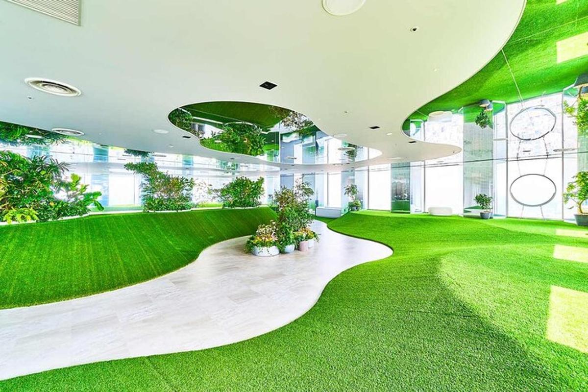 un edificio per uffici con un prato verde al centro