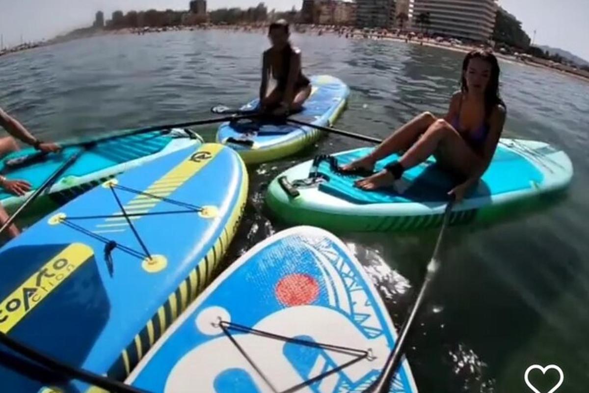 skupina lidí sedících na paddleboardech na vodě