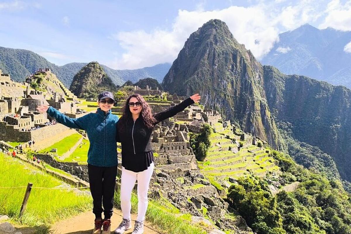 duas mulheres em pé no topo de uma montanha