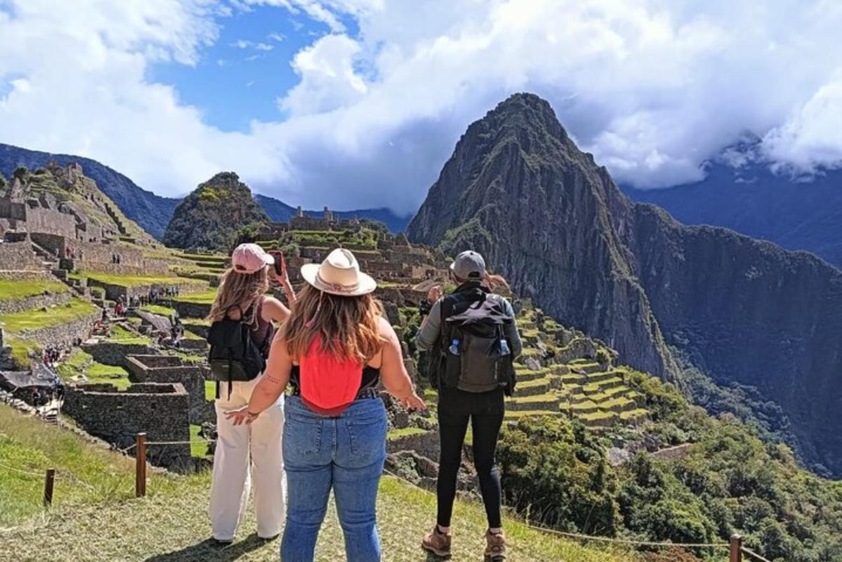 um grupo de pessoas em pé no topo de uma montanha