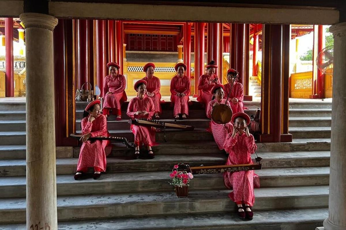sekelompok gadis berseragam merah muda duduk di tangga sebuah gedung