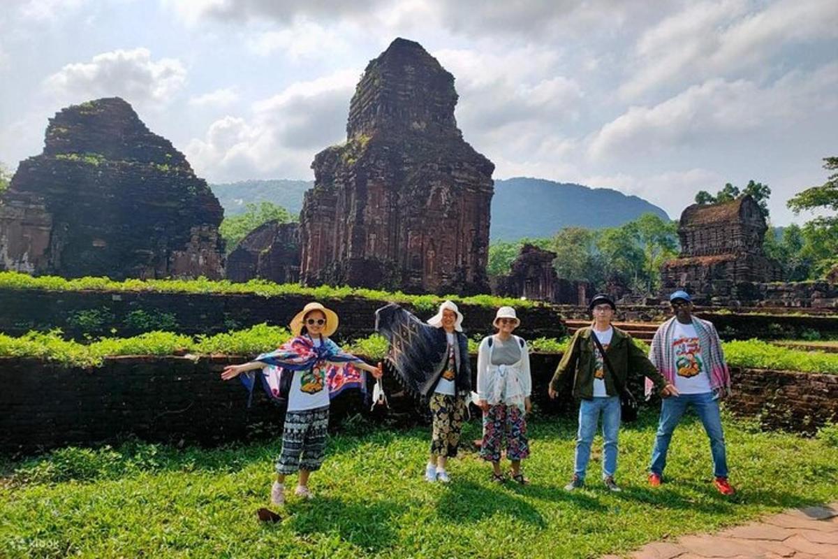 un grup de oameni care stau în fața unui templu