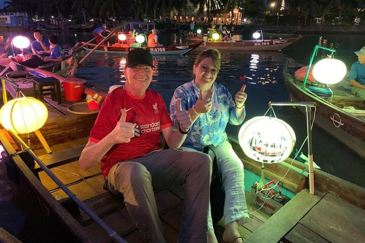 kaks inimest istuvad paadis ja näitavad pöidlaid püsti