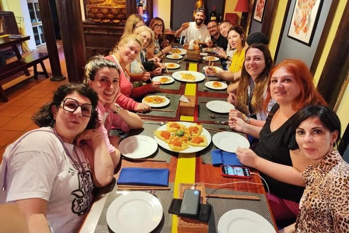 un grup de oameni care stau în jurul unei mese și mănâncă