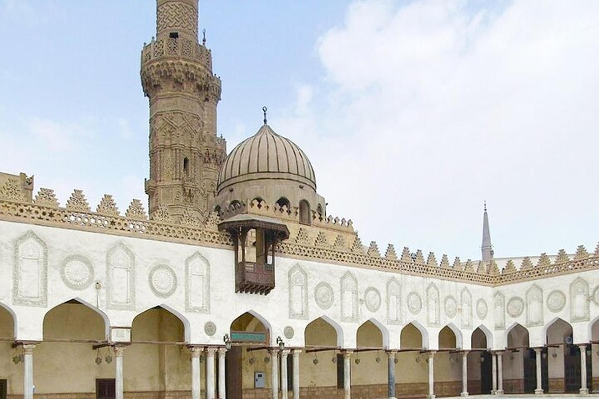 un edificio con una torre dell'orologio e una moschea