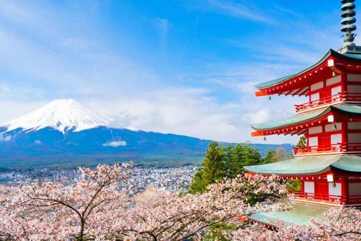 et japansk tempel med et fjell i bakgrunnen