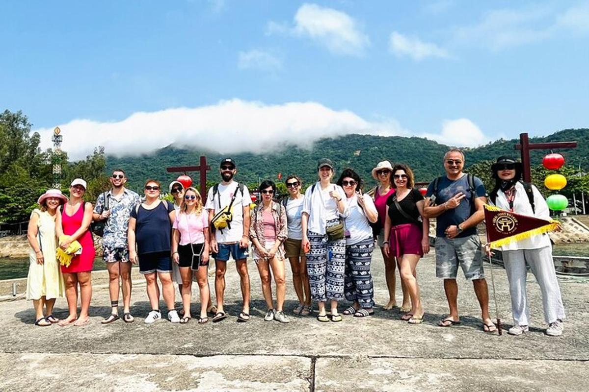 grupp inimesi poseerib pildi jaoks