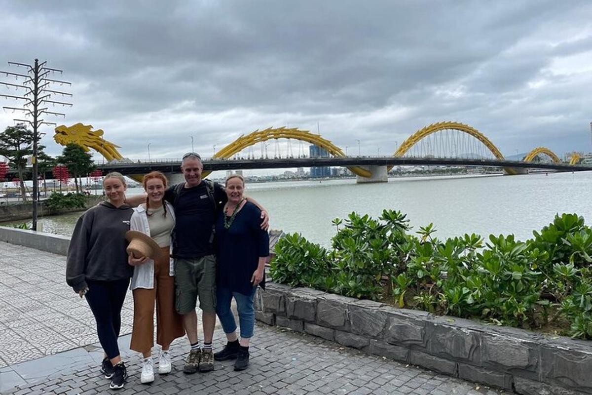 perekond poseerib silla ees pildi jaoks